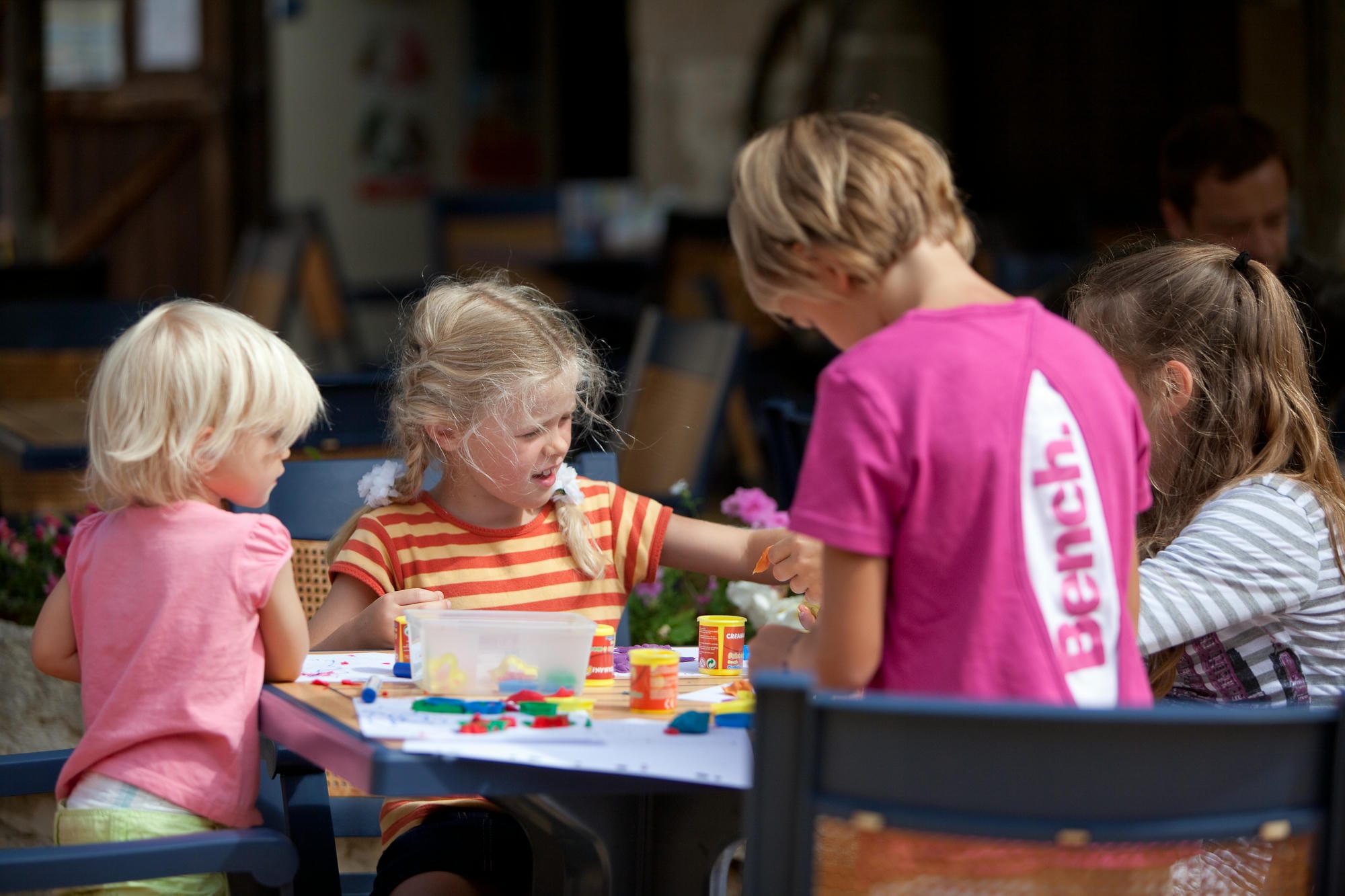 Enfants jouant à une table, activité au club enfants du Verdoyer