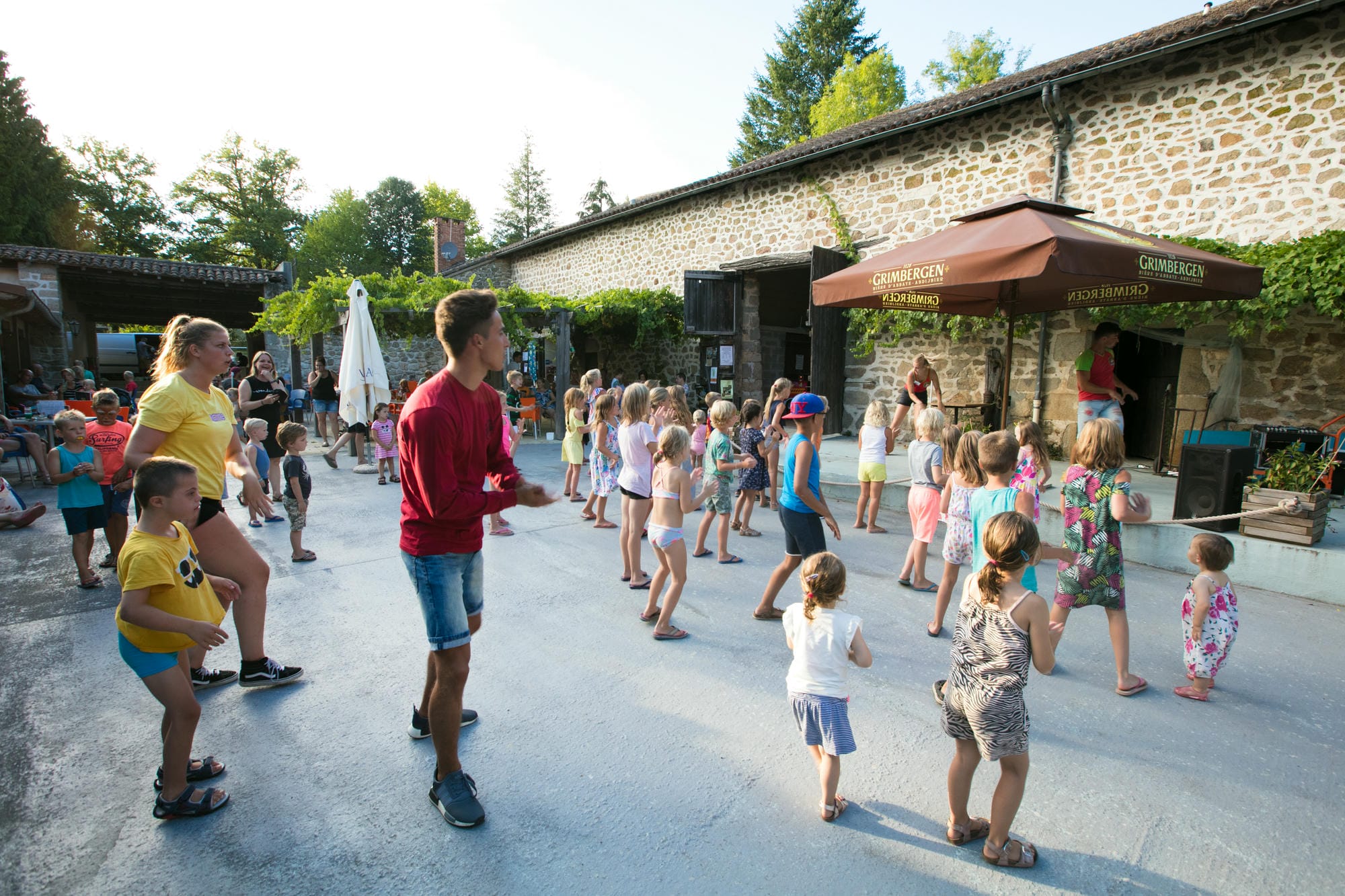 Mini disco endiablée dans la cour, animation au Camping Château le Verdoyer