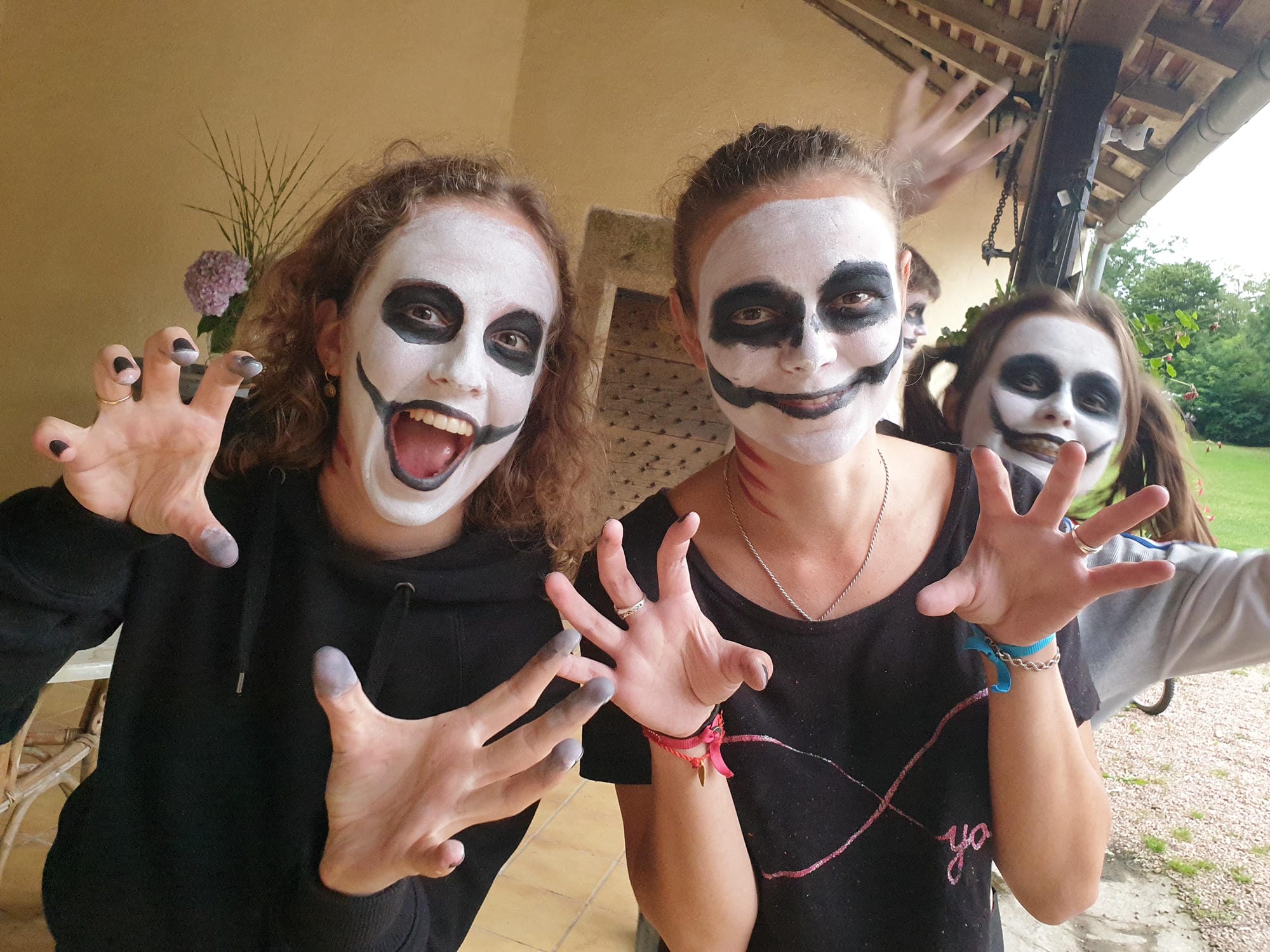 Trois filles aux visages maquillés posant fièrement, atelier maquillage au club Lenny du Verdoyer