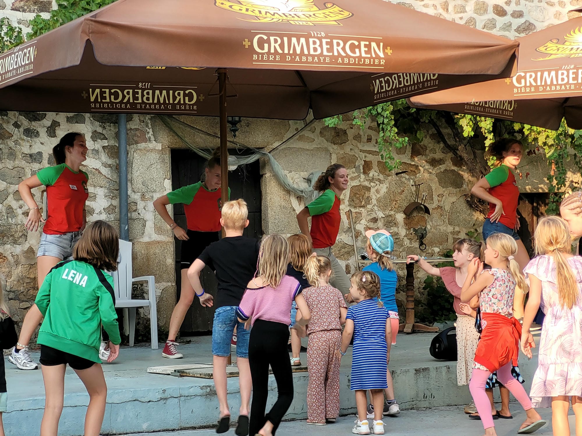 Lenny disco animateurs et enfants en rythme, animation club Lenny au Verdoyer