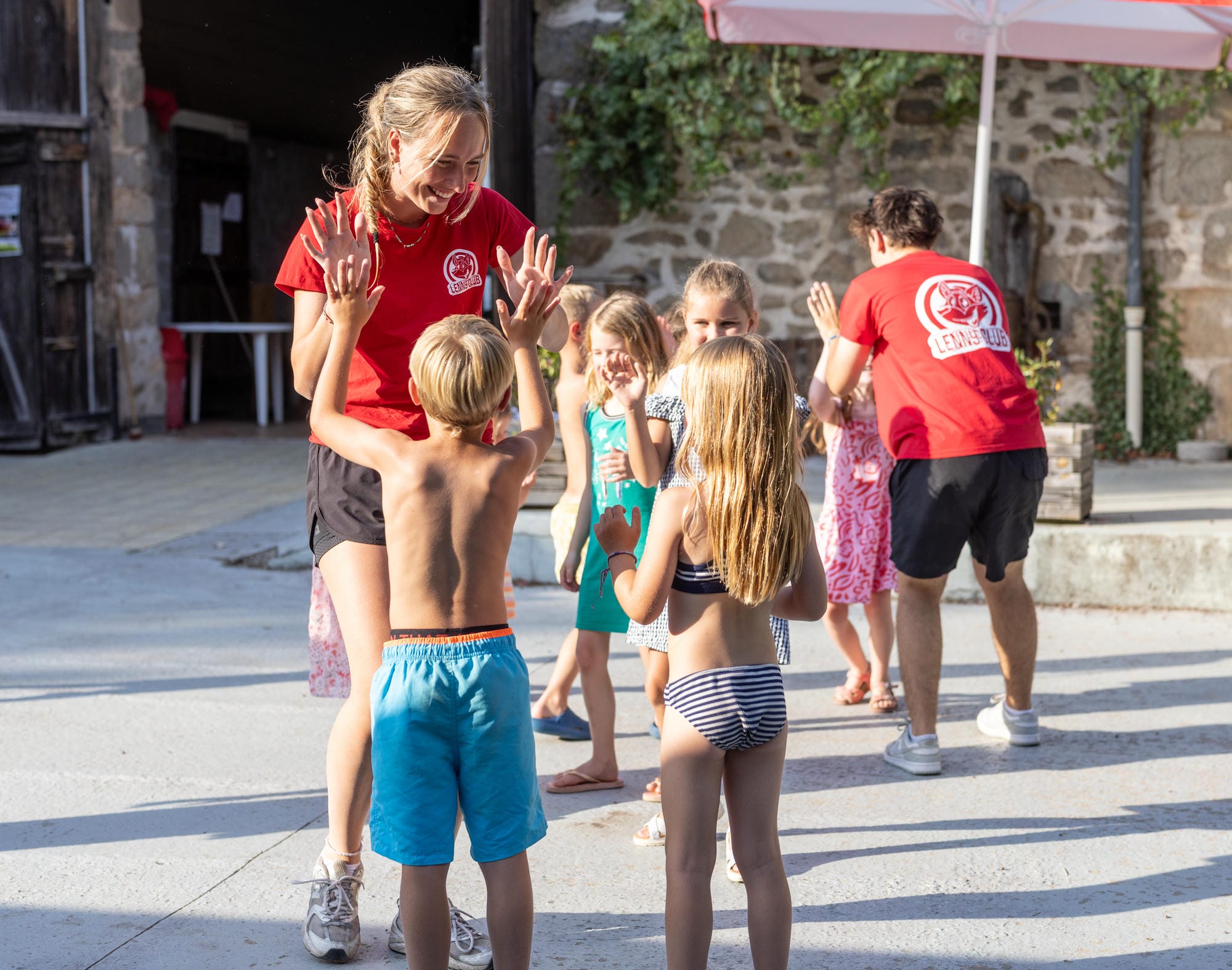 Animateurs du Lenny Club dansant avec les jeunes enfants au Château le Verdoyer