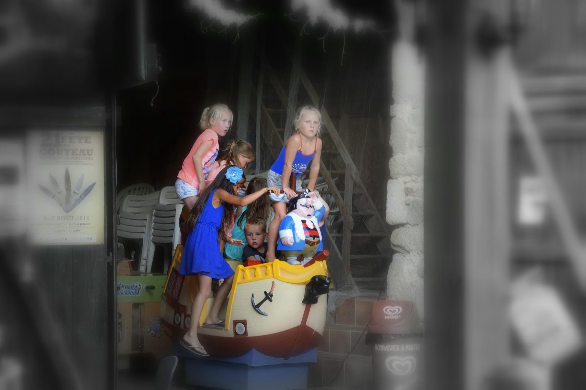 Trois enfants sur un manège (bateau), animation pour enfants au Camping Le Verdoyer