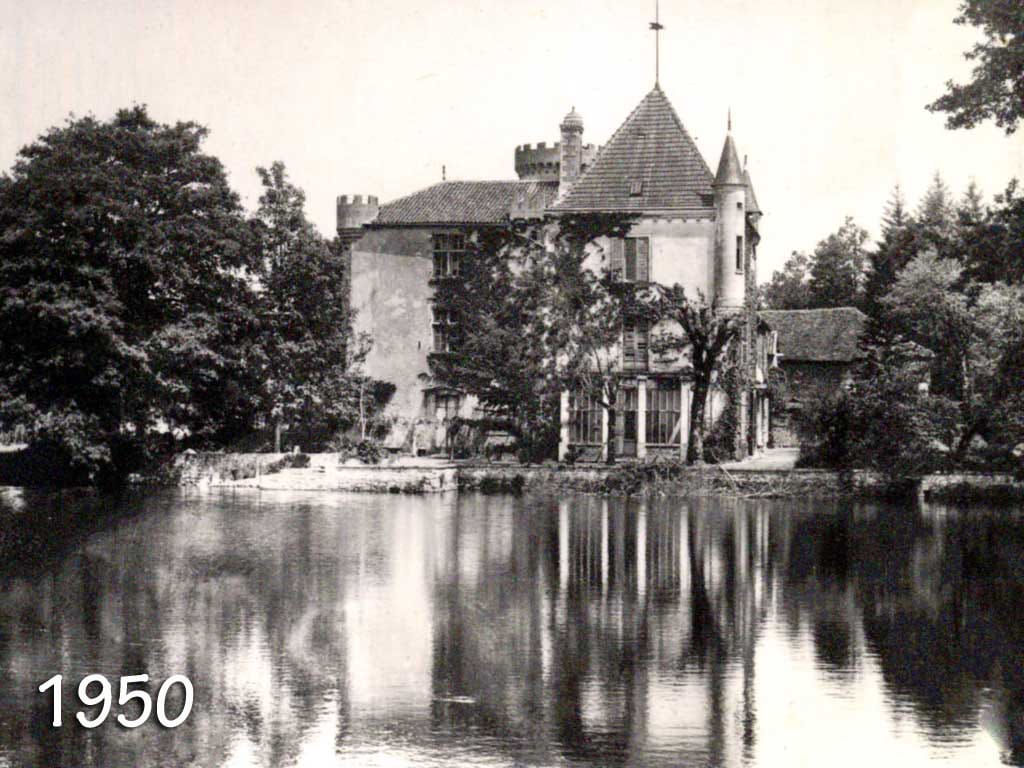 Photographie en noir et blanc de 1950, château refleté dans l'eau avec arbres et végétation