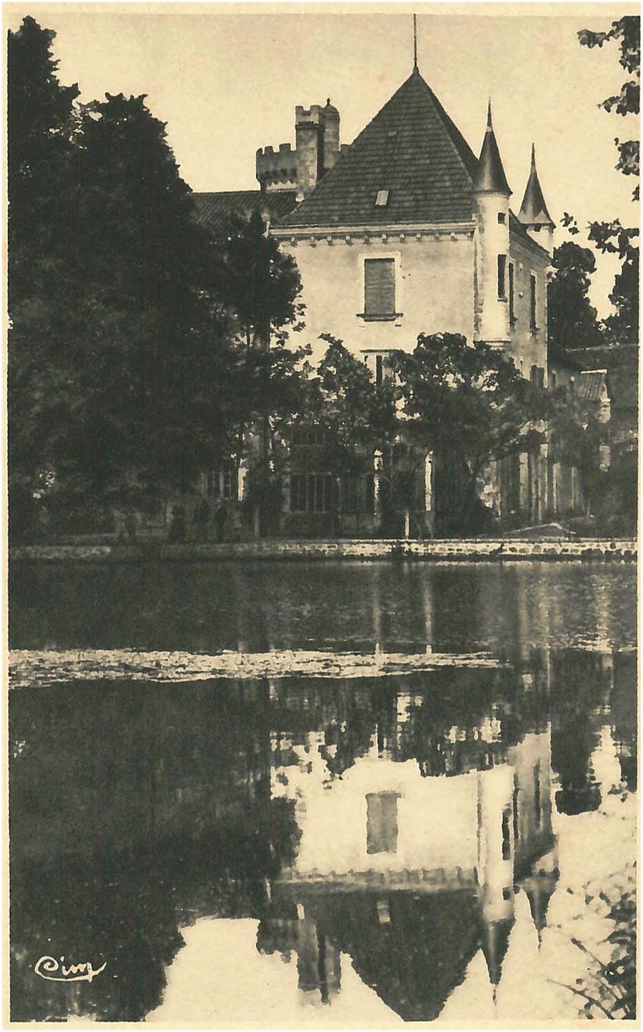 Photographie teintée du château refleté dans l'eau, toits pointus, végétation abondante