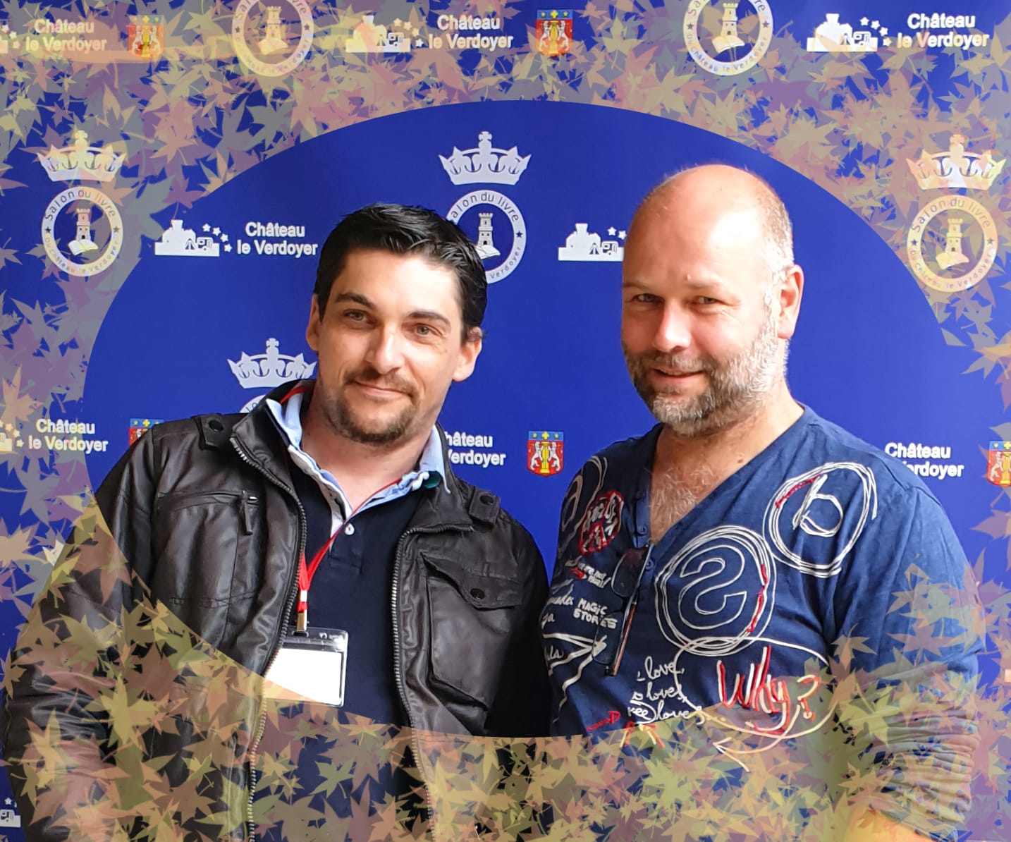 L’écrivain Raphaël GRANGIER et Floris posant devant le fond bleu de la bannière décor du Salon du Livre du Château le Verdoyer