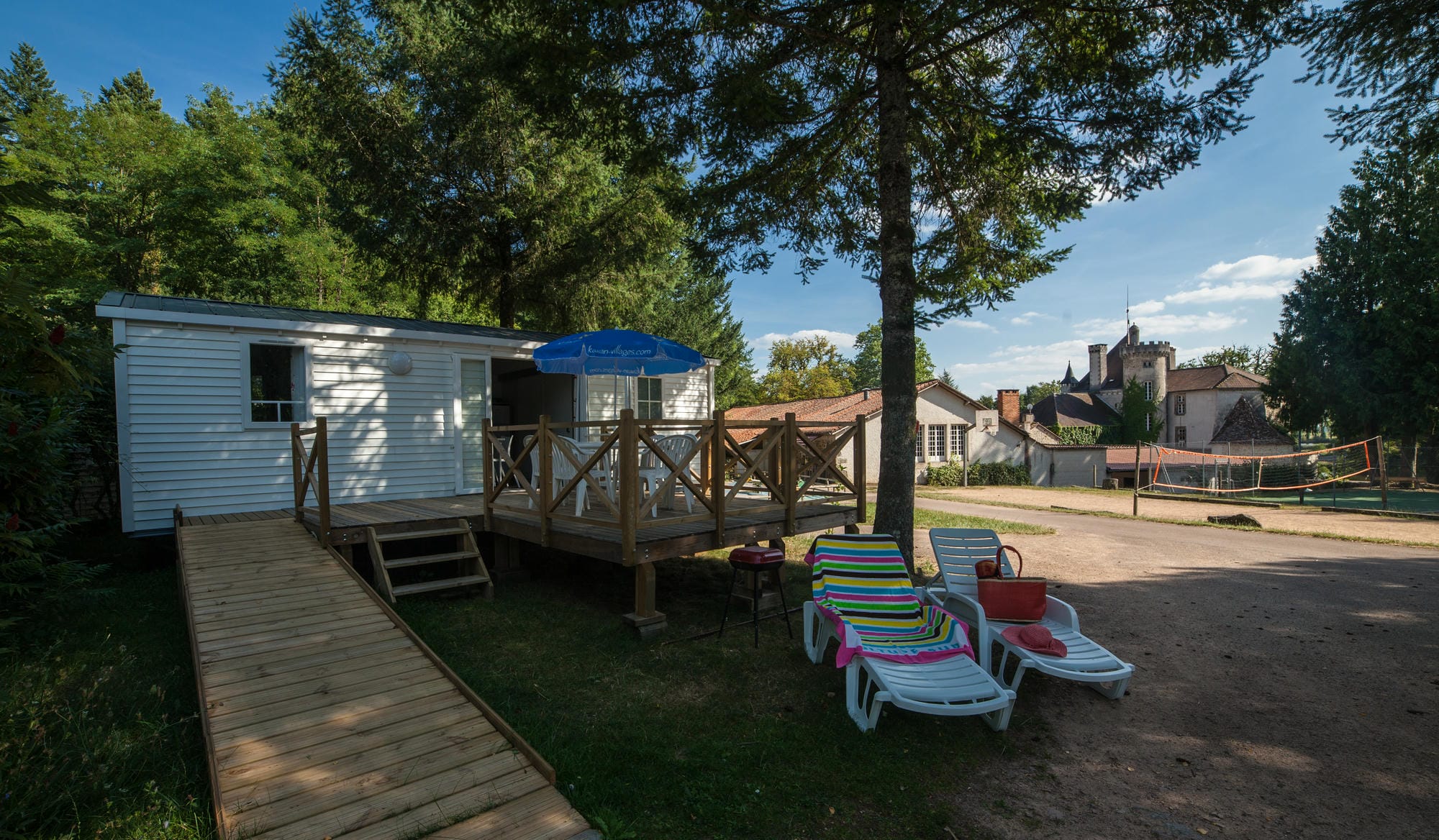 Mobil-home LIFE adapté PMR avec terrasse et chaises longues au Château le Verdoyer