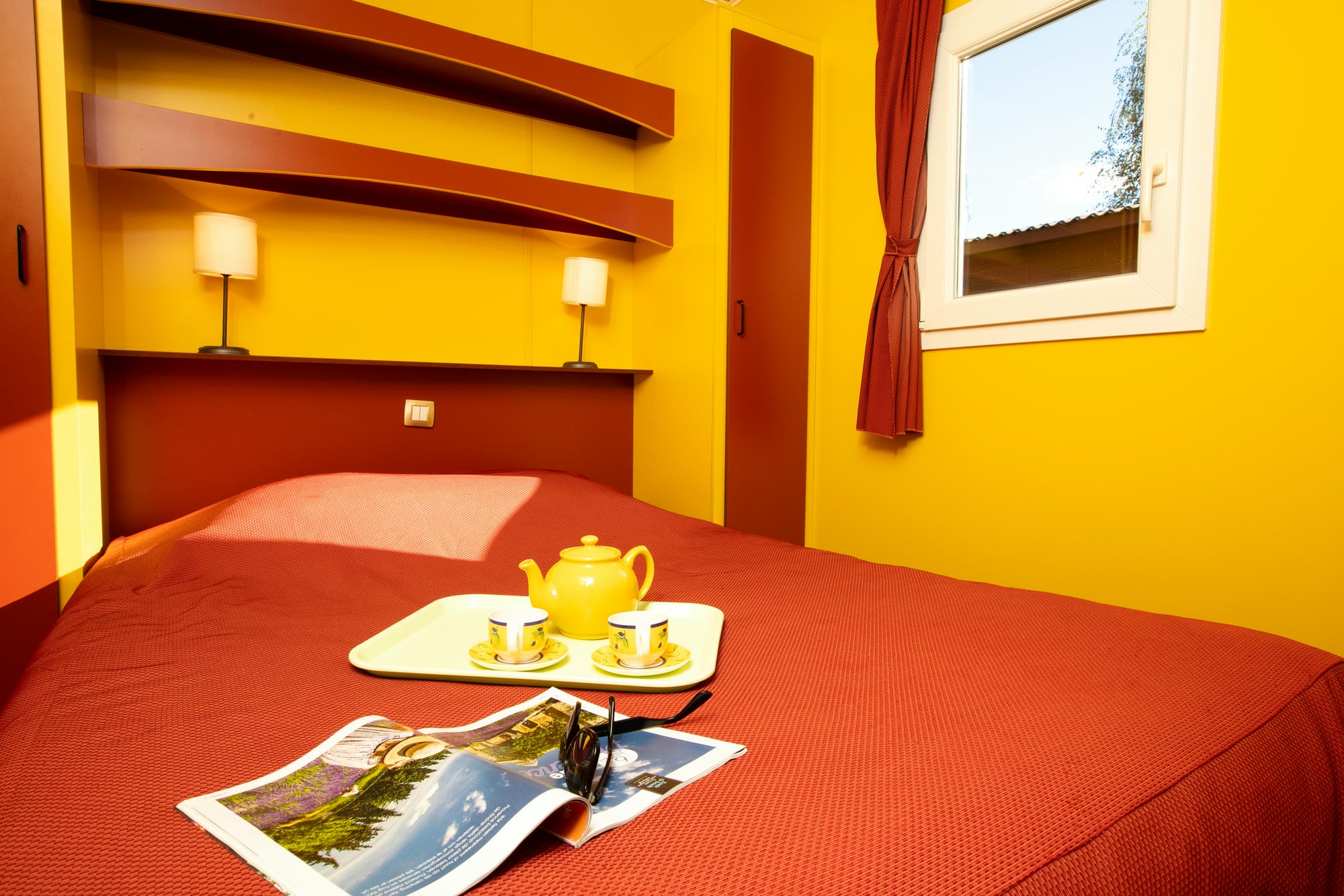 Plateau avec théière et tasse sur un lit dans un chalet en bois au Château le Verdoyer