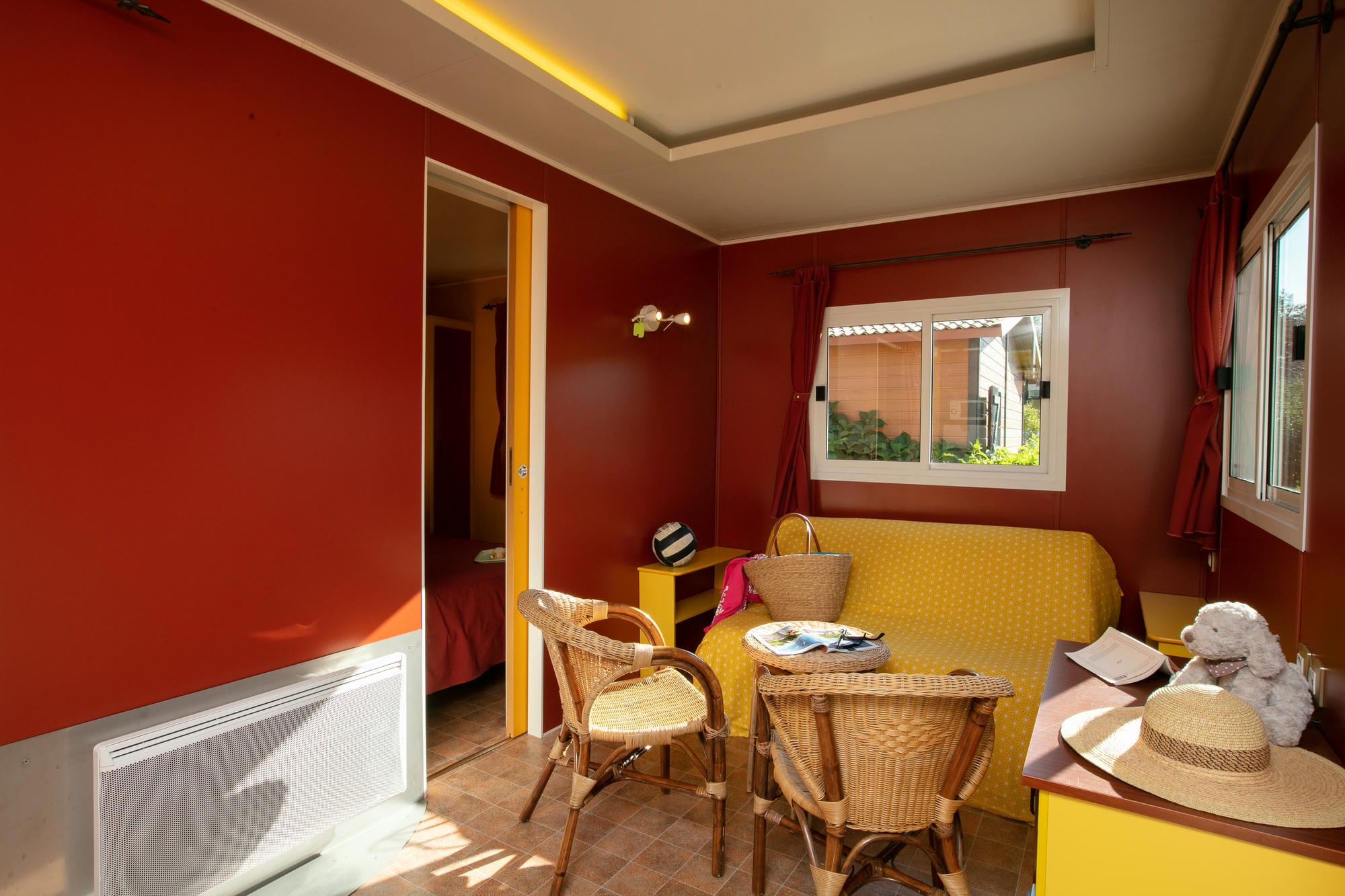 Canapé et fauteuil jaunes dans le salon d'un chalet en bois au Château le Verdoyer