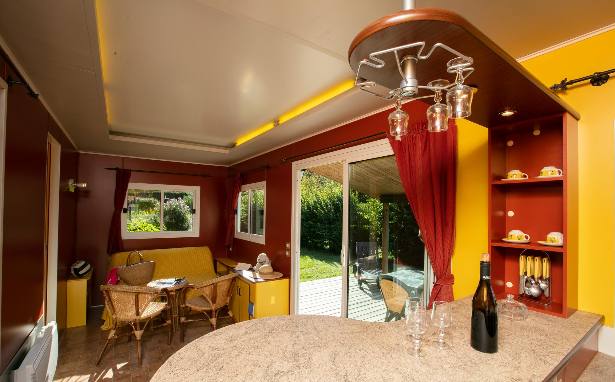 Table avec verres à vin et bouteille dans un chalet en bois, moment de détente au Verdoyer