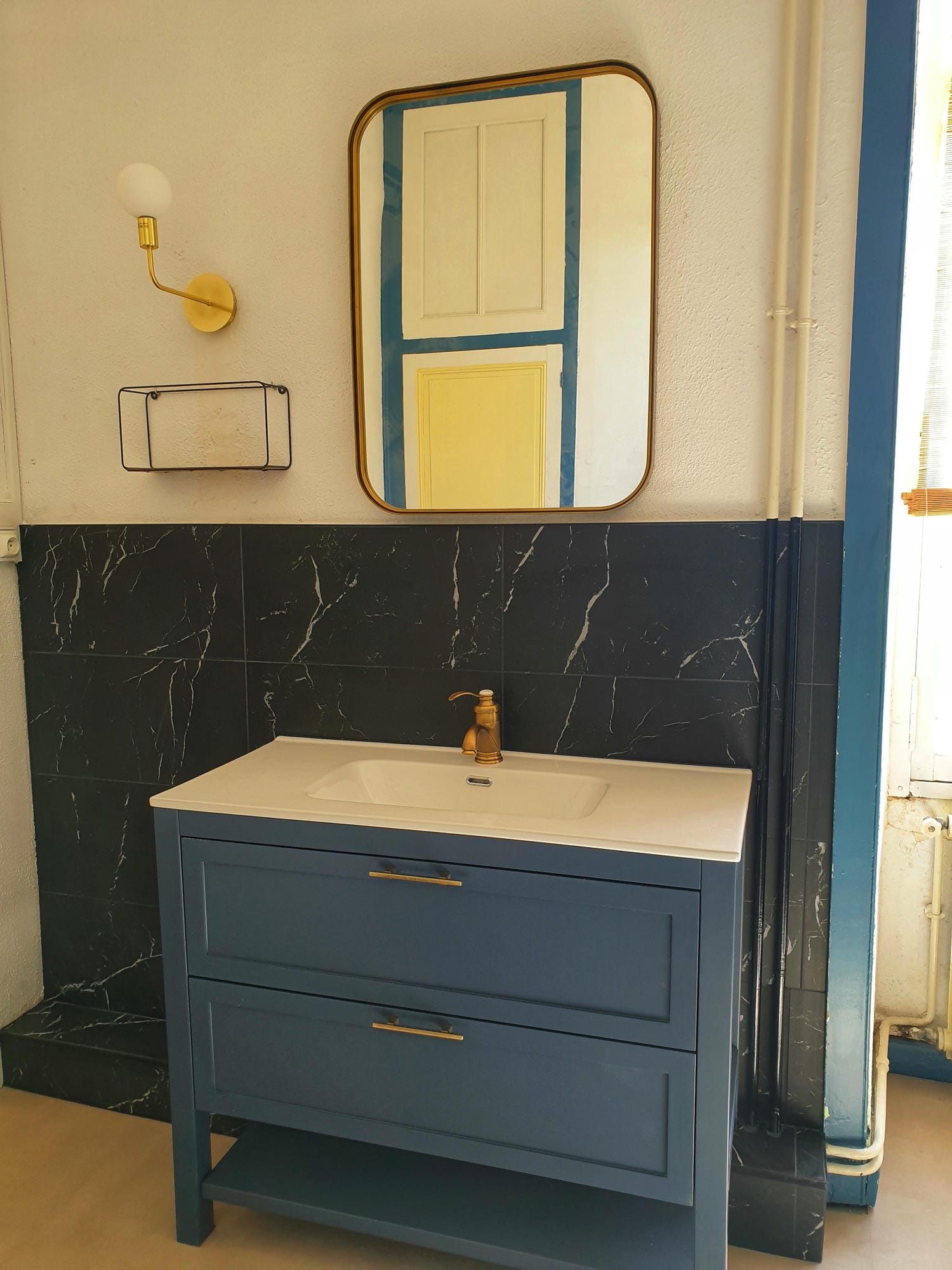 Salle de bain de la chambre 11 au Château le Verdoyer, avec lavabo et miroir