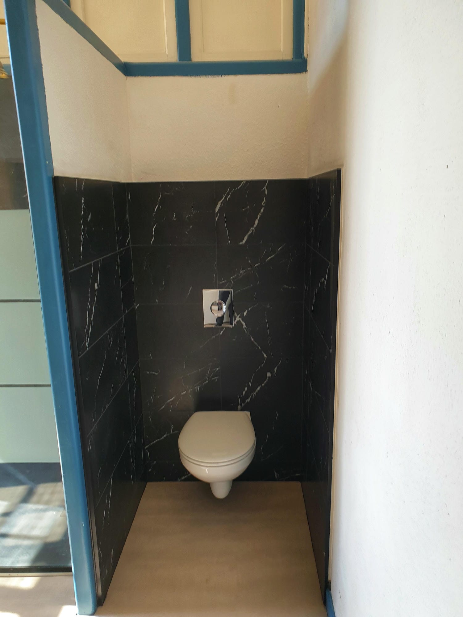 Toilettes dans la petite salle de bain de la chambre 11 au Château, porte bleue