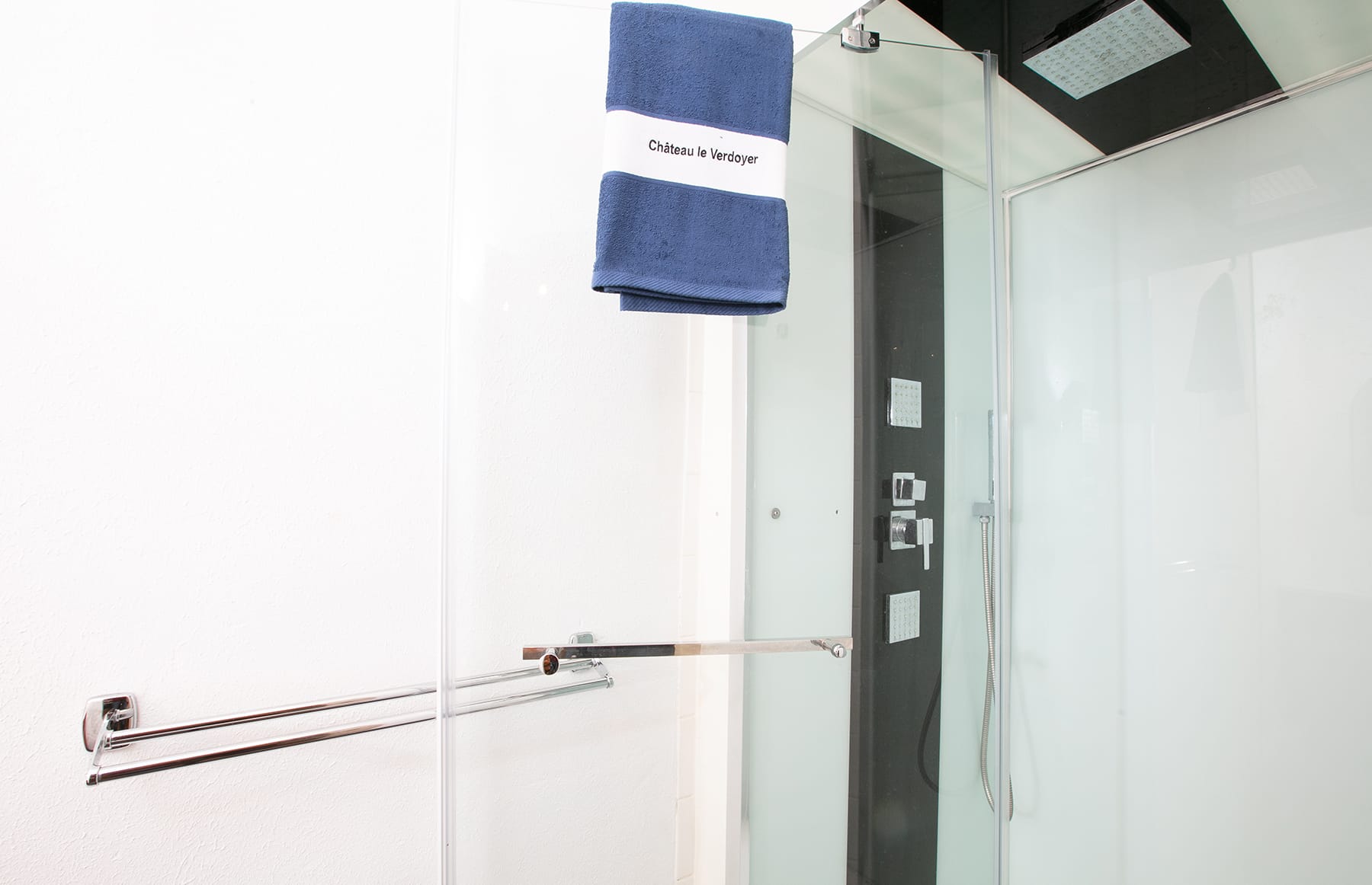Salle de bain de la chambre 23 au Château le Verdoyer : douche et porte-serviettes