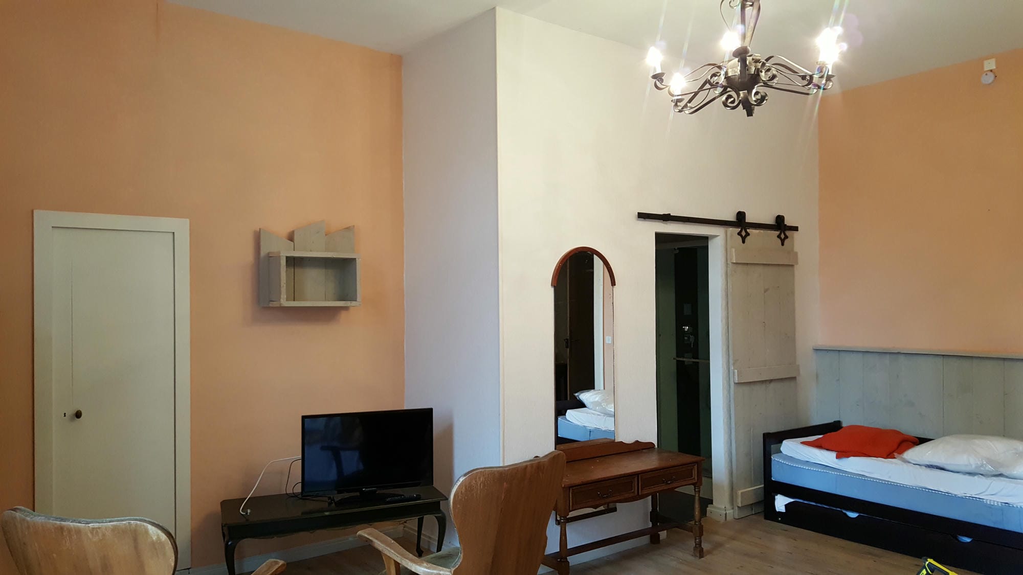 Chambre 23 au Château le Verdoyer : lit, bureau, chaise et télévision pour un séjour confortable