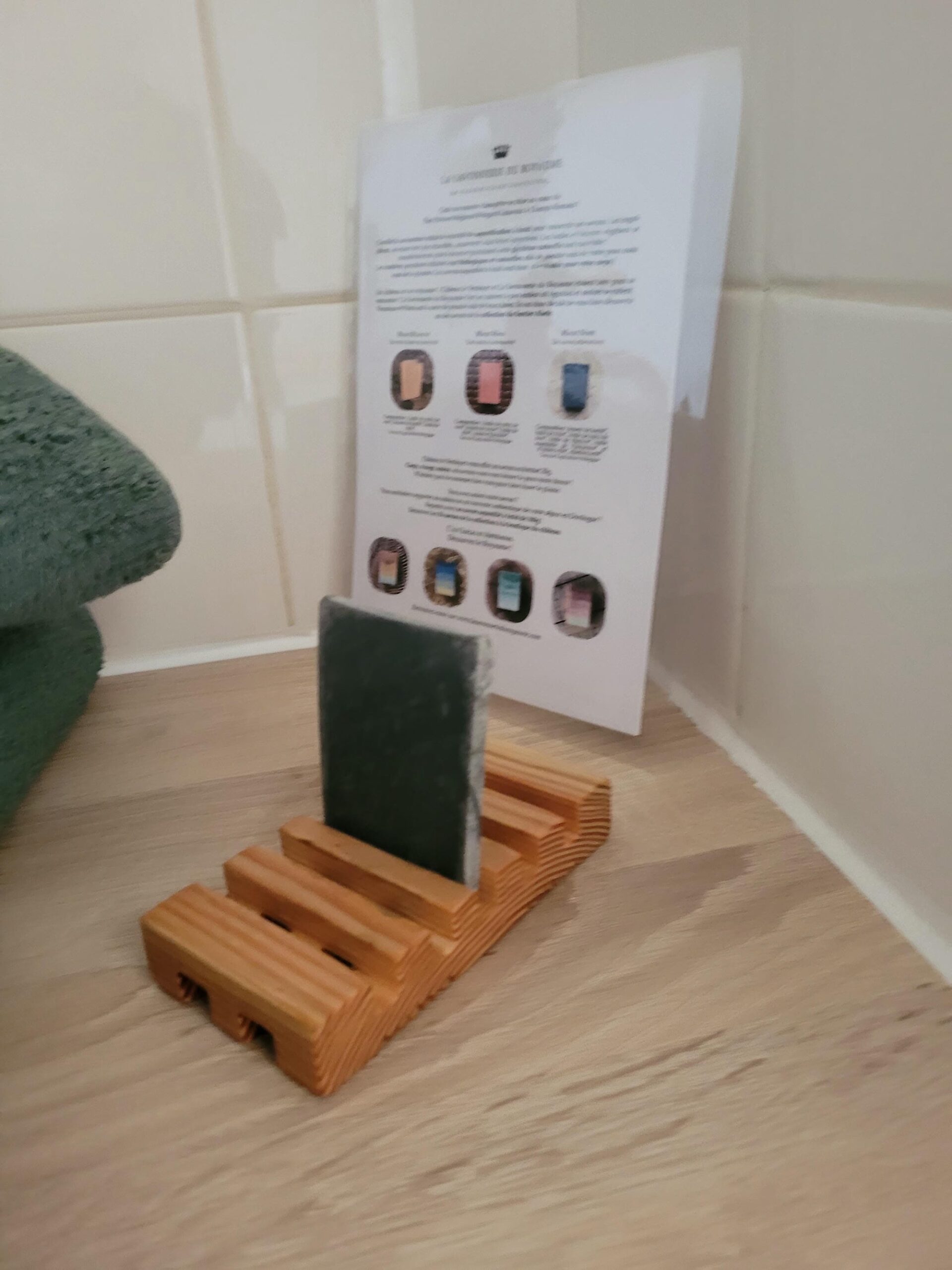 Support en bois avec un savon artisanal de la Savonnerie du Royaume, détail de la chambre 24 au Château le Verdoyer