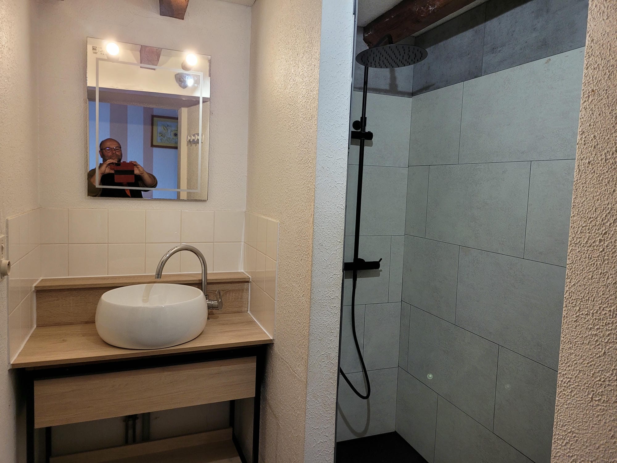 Floris se prenant en photo dans le miroir de la chambre 25 au Château le Verdoyer