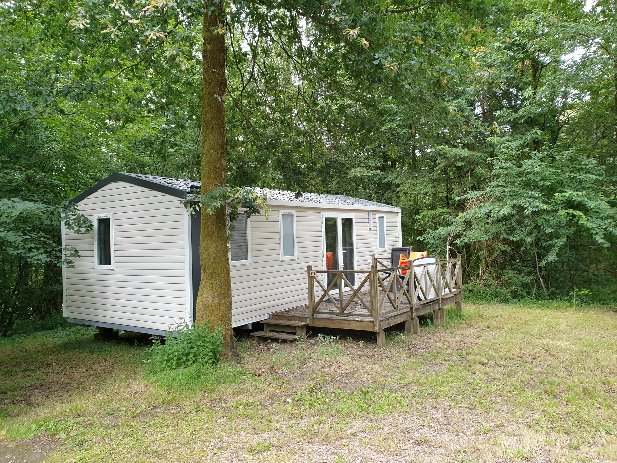 Mobil-home 3 chambres avec terrasse en bois, hébergement au Camping Château le Verdoyer en pleine nature