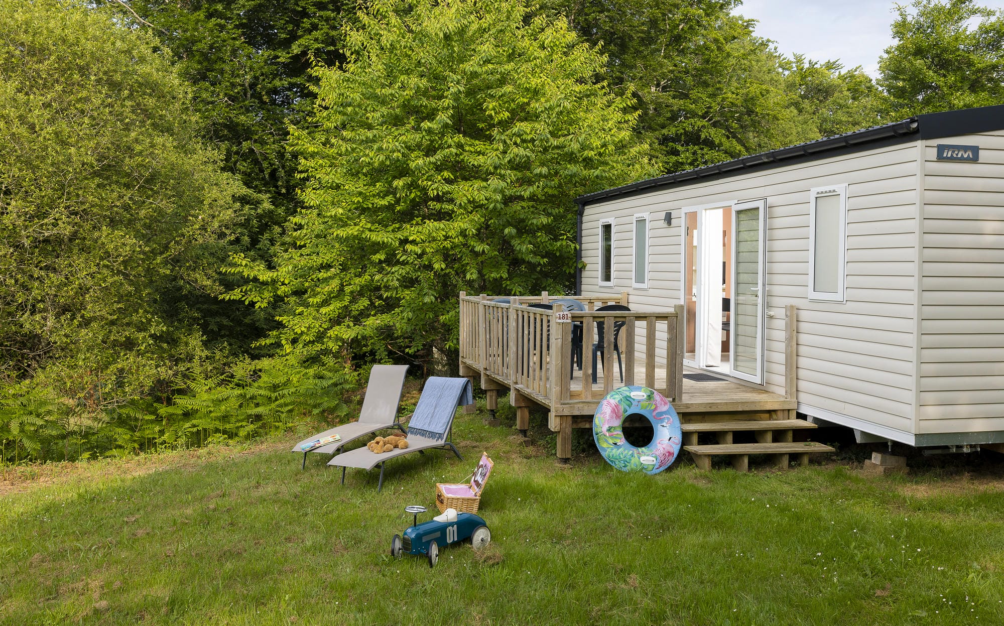 Mobil-home 3 chambres familial avec terrasse et jouets pour enfants au Château le Verdoyer