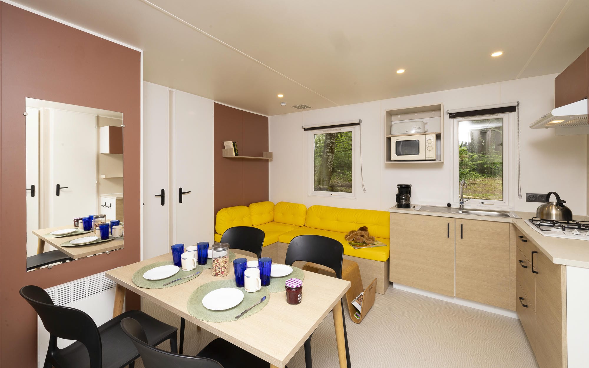 Intérieur moderne du mobil-home 3 chambres avec cuisine équipée et salon au Château le Verdoyer