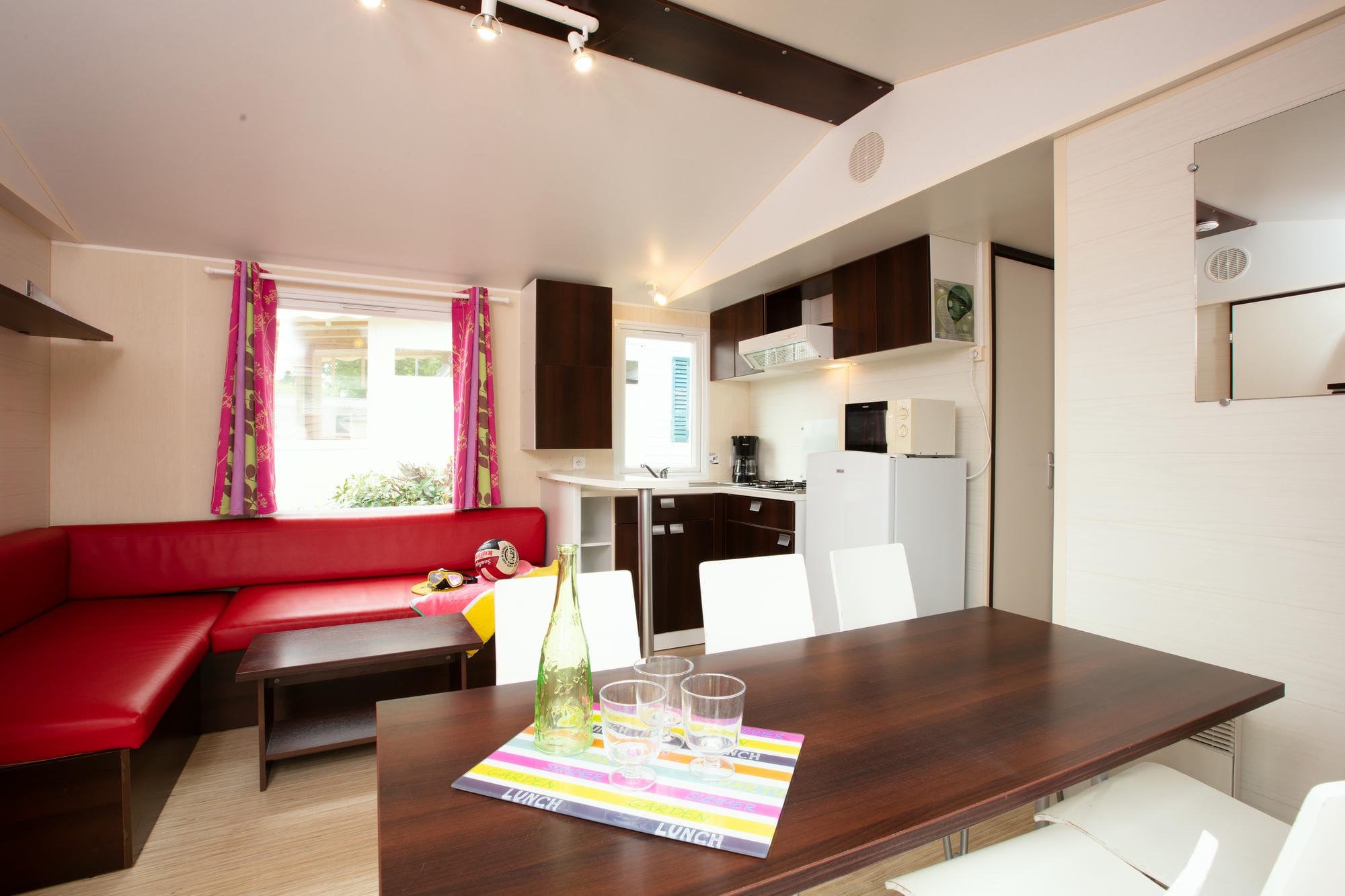 Intérieur de mobil-home 3 chambres, décoration soignée au Verdoyer