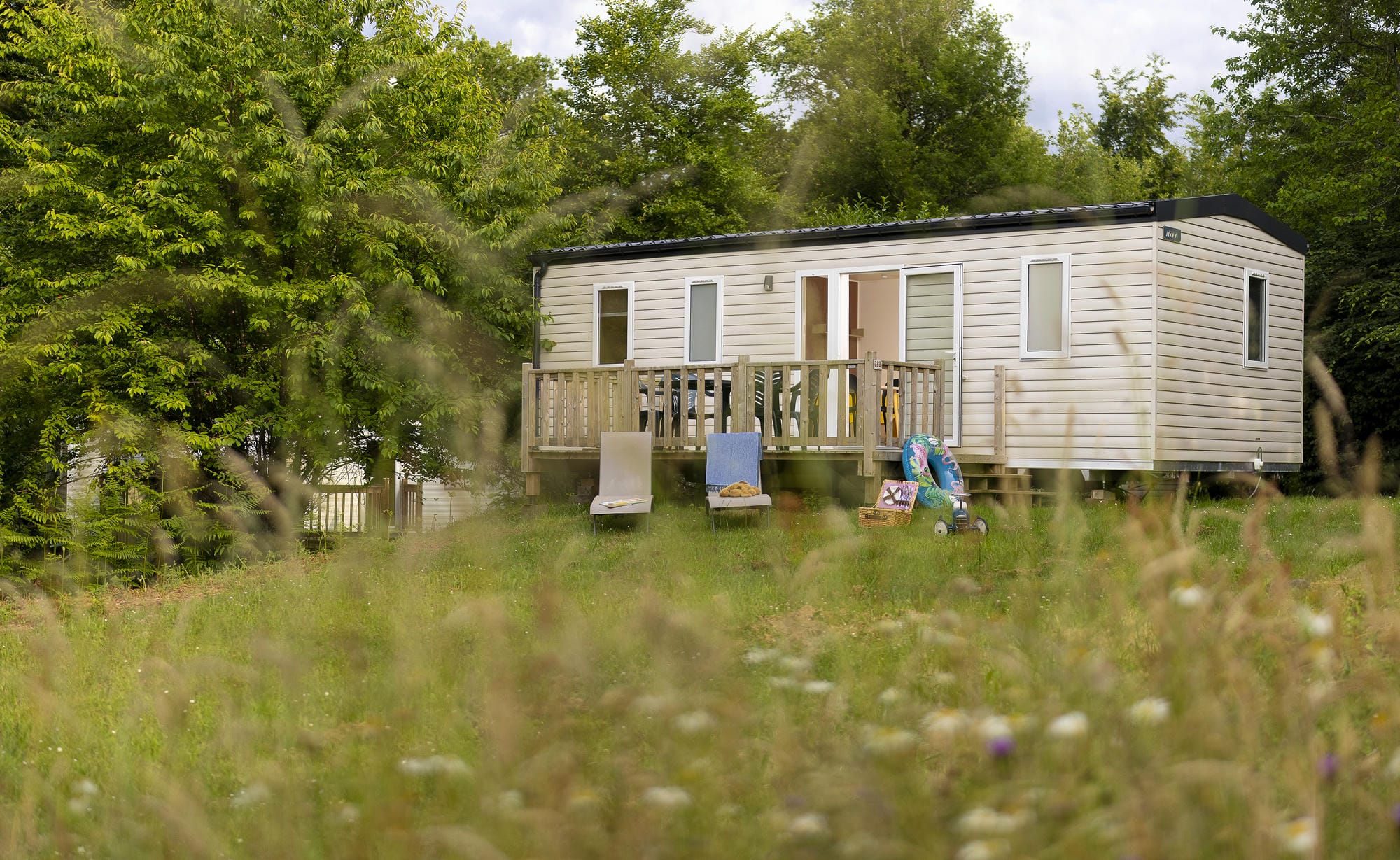 Mobil-home 3 chambres avec grande terrasse et transats au Château le Verdoyer en Dordogne