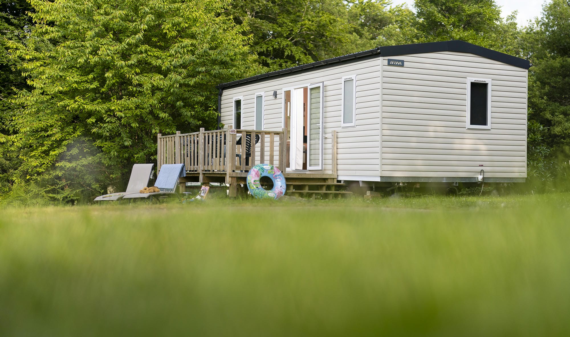 Mobil-home de location 3 chambres avec terrasse en bois au camping Château le Verdoyer
