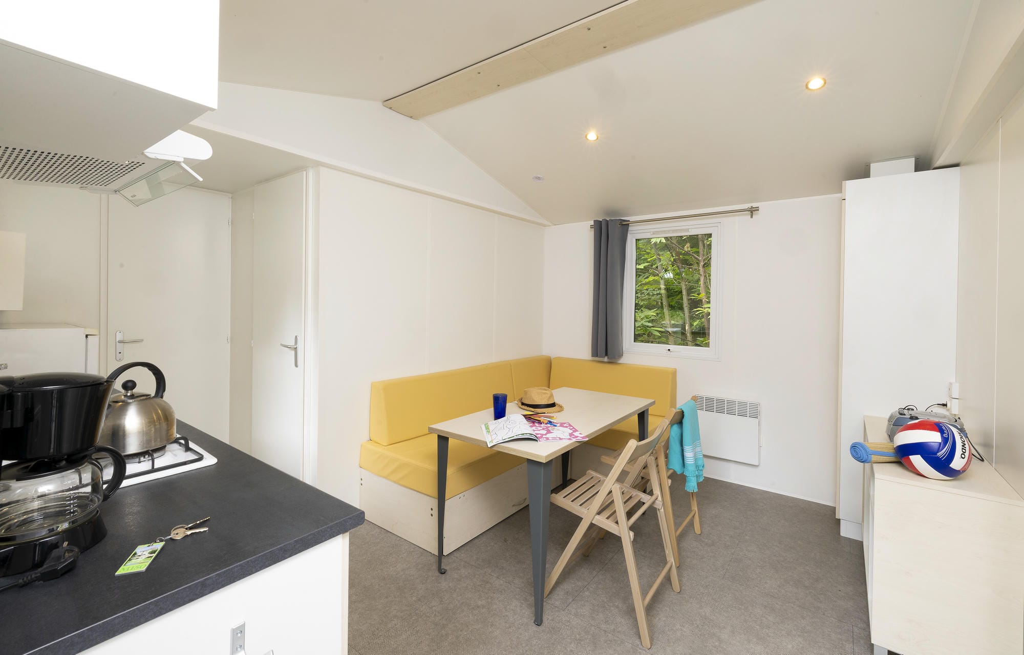 Coin repas et cuisine moderne dans le mobil-home luxe du camping Château le Verdoyer