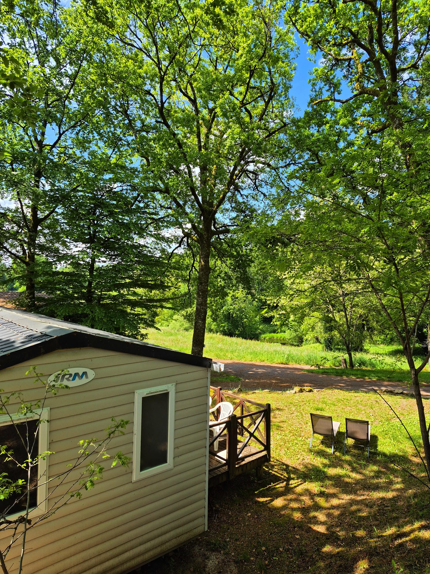 Mobil-home luxe dans un cadre boisé avec terrasse bois privée et vue imprenable au camping Château le Verdoyer