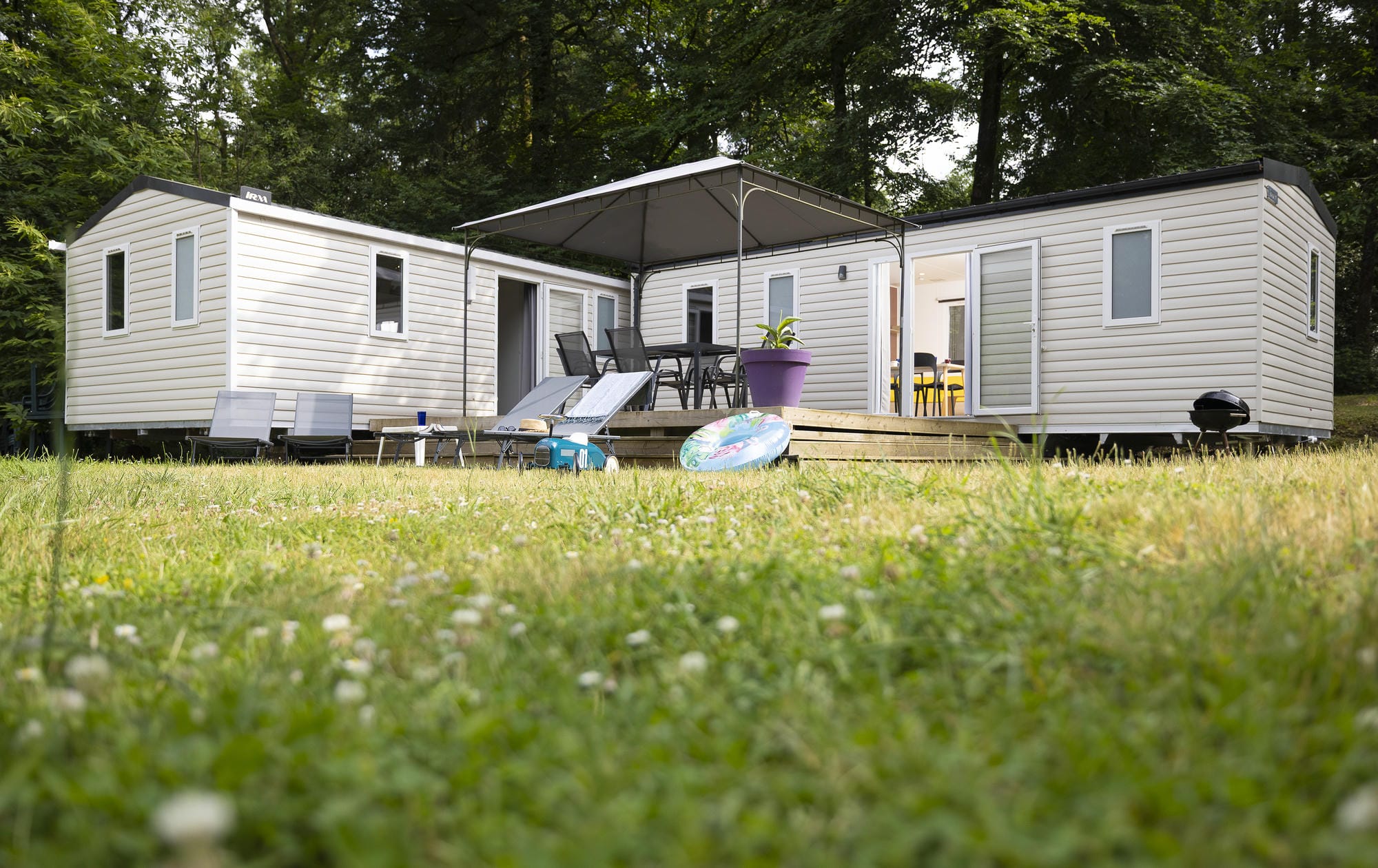 Mobil-home XXL familial pour 10 personnes avec terrasse couverte et espace extérieur pour enfants au Château le Verdoyer