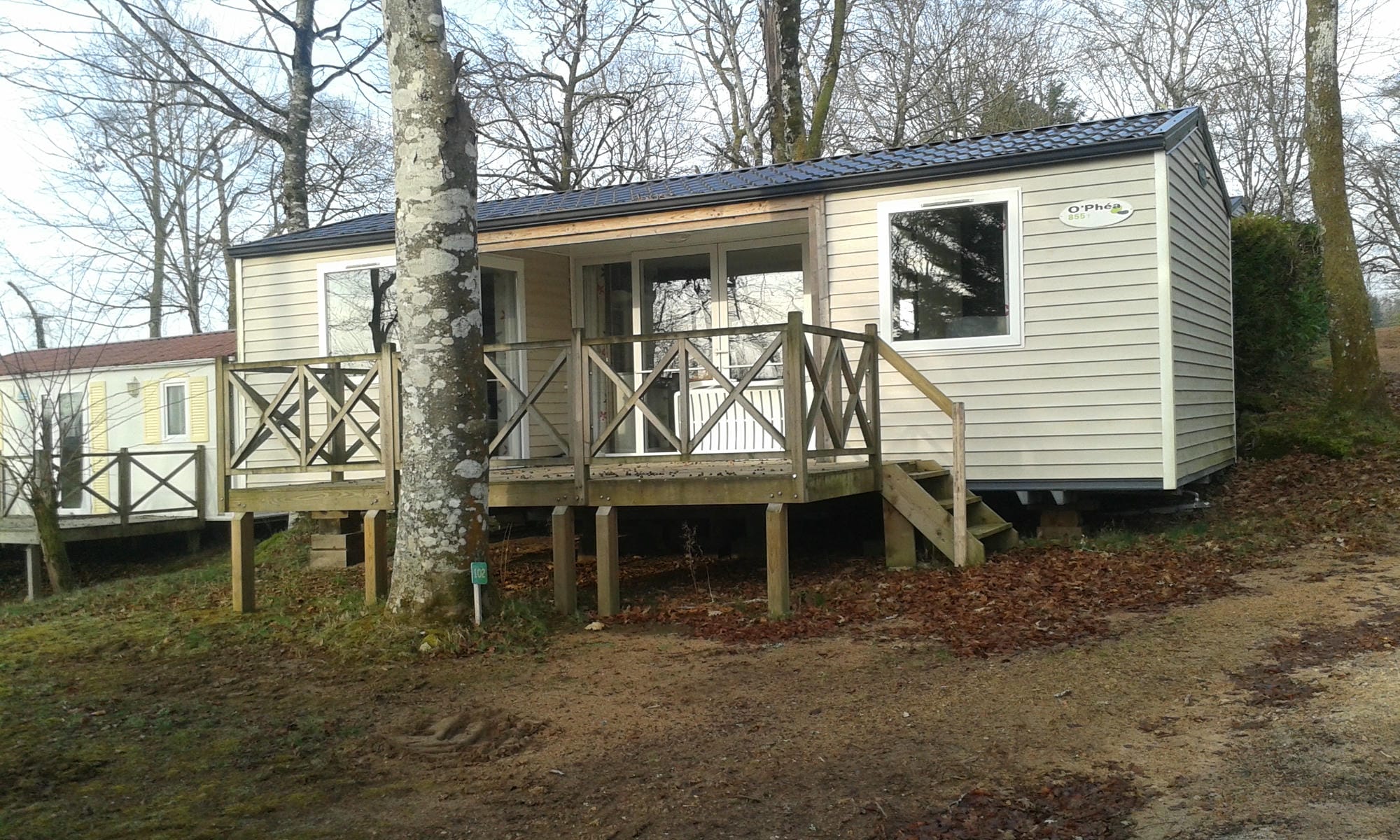 Mobil-home avec porche et terrasse latérale, hébergement confortable au Camping Le Verdoyer