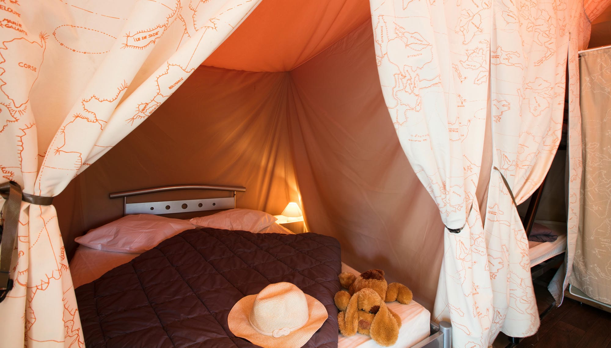 Lit confortable avec couette dans une tente lodge, hébergement insolite au Verdoyer