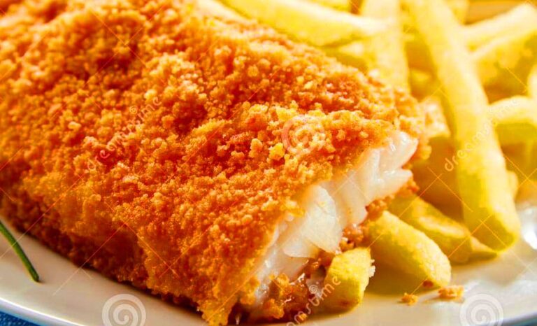 Menu enfants poisson pané croustillant avec frites dorées, proposé au restaurant du Château le Verdoyer pour les petits aventuriers
