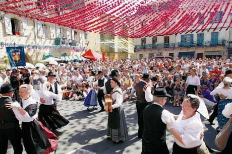Danses folkloriques en costumes périgourdins traditionnels lors de la Félibrée, fête vivante de la culture occitane en Dordogne