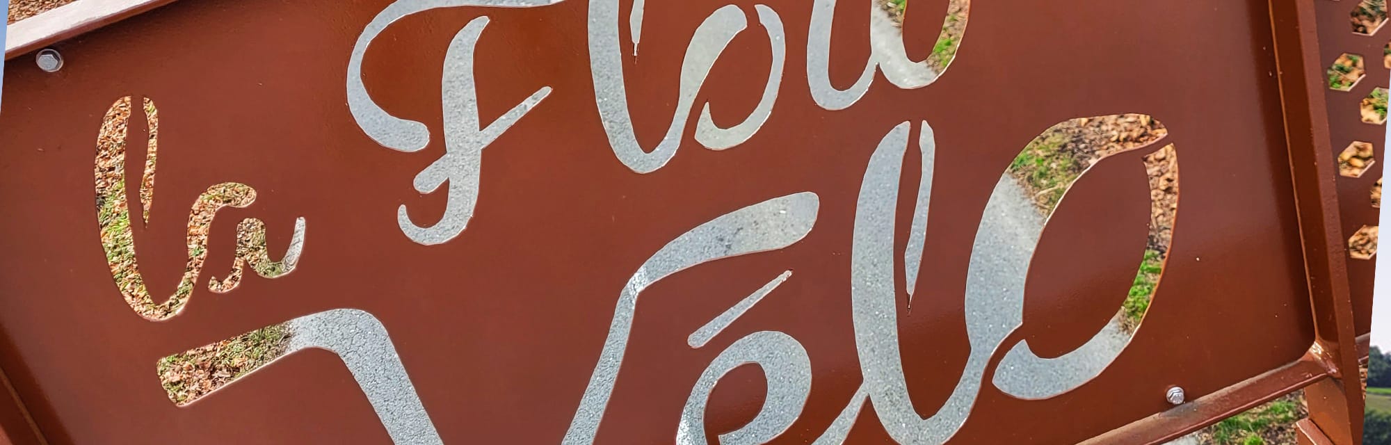 Panneau indicateur de la véloroute La Flow Vélo en Périgord