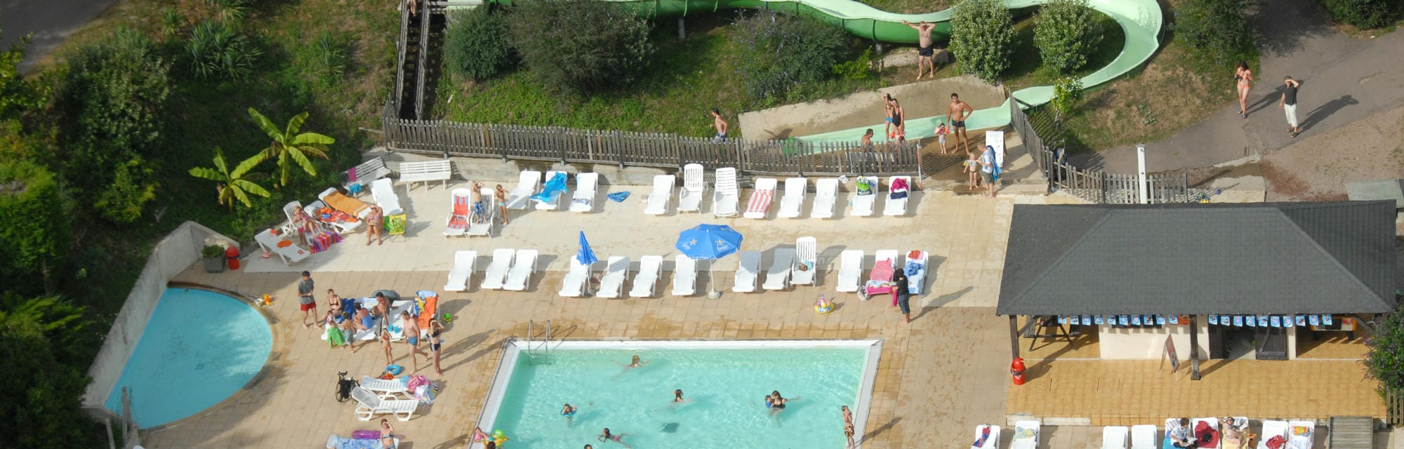 Vue aérienne du complexe aquatique du Camping Château le Verdoyer avec piscines et toboggans