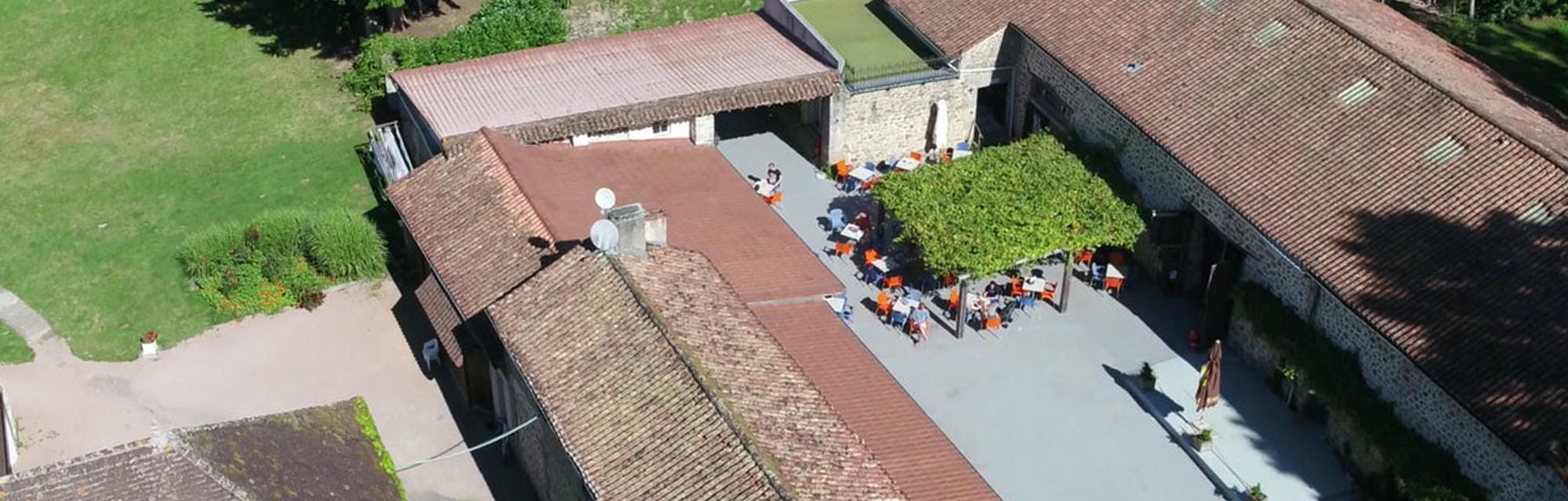 Vue aérienne de la cour centrale du Château le Verdoyer avec des personnes se promenant