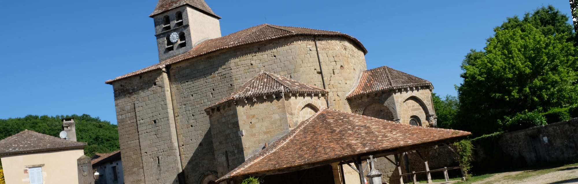 Vue d'ensemble de Saint-Jean-de-Côle avec son église à clocher, un des Plus Beaux Villages de France