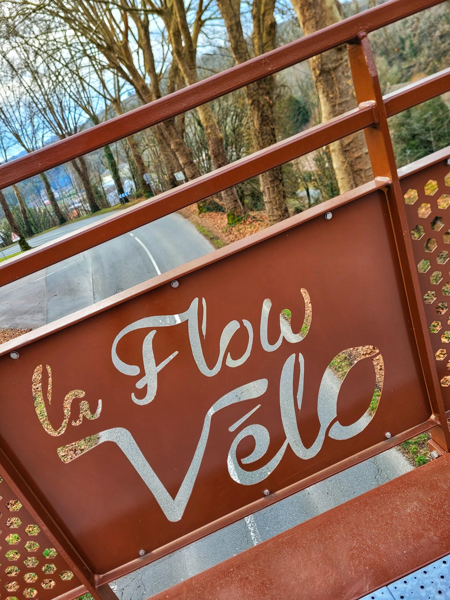 Panneau ""Flow Vélo"" en bord de route, véloroute du Périgord Vert