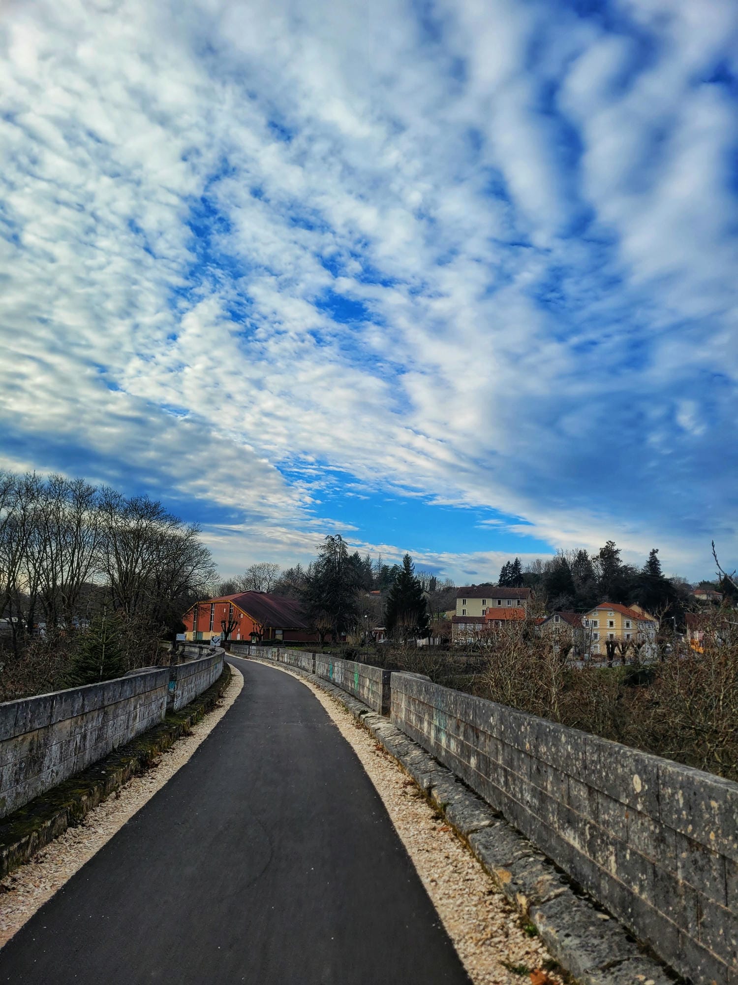 Pont viaduc à Nontron, sous un ciel bleu, parcours Flow Vélo en Dordogne