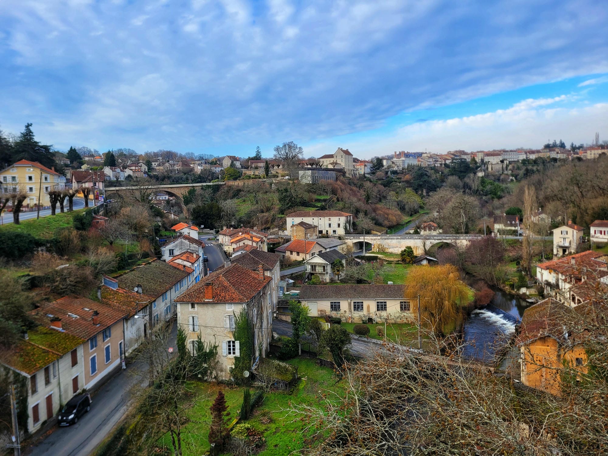 Vue panoramique de Nontron, village du Périgord Vert depuis le viaduc, itinéraire Flow Vélo