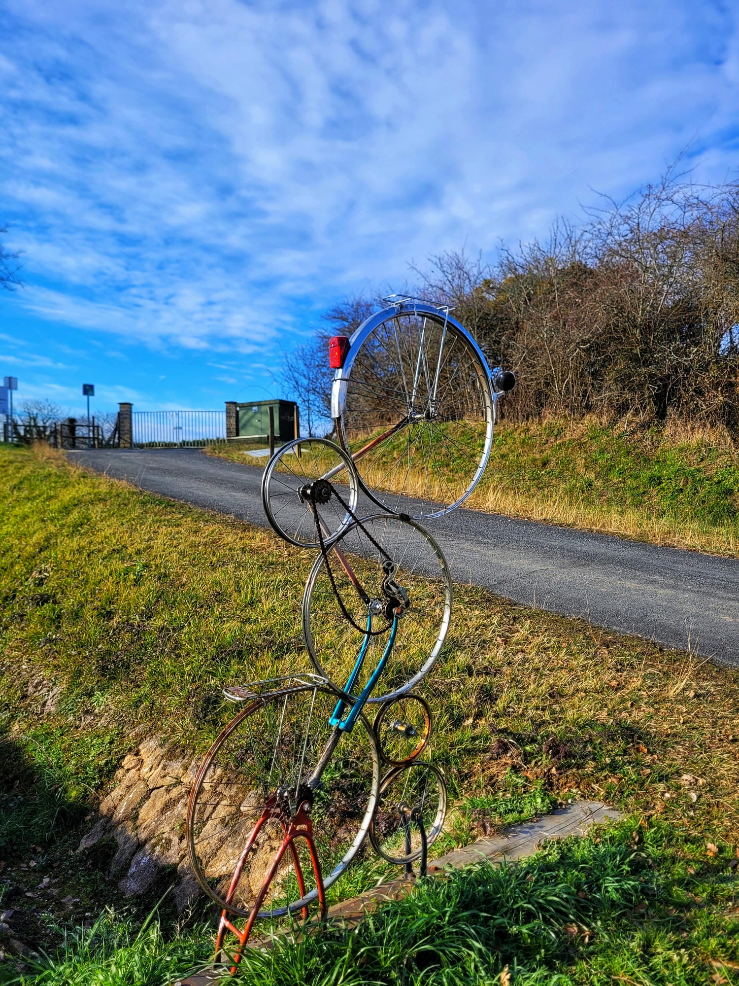 Sculpture de vélo en bord de route, emblème de la Flow Vélo en Dordogne