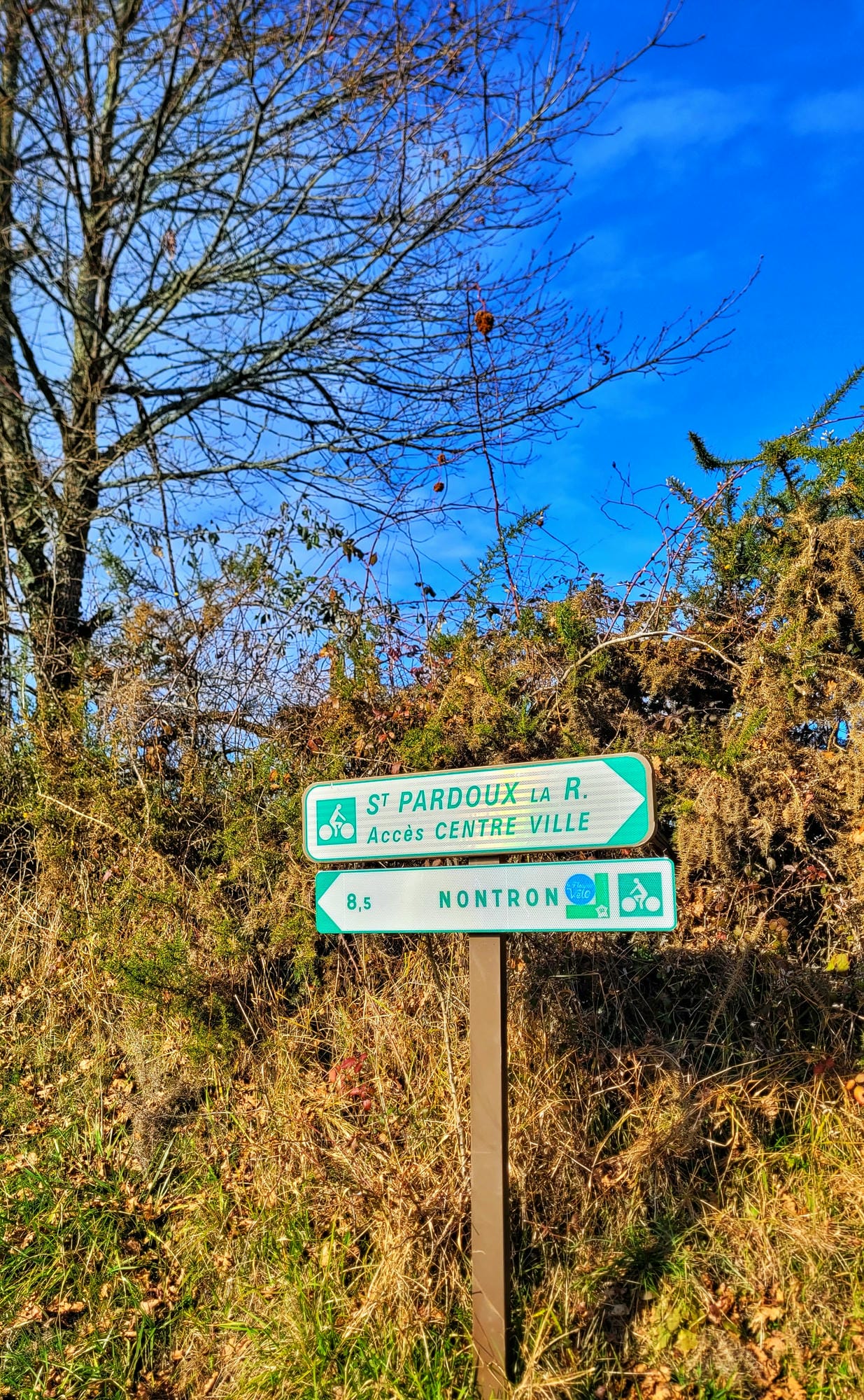 Panneau directionnel sur la véloroute Flow Vélo en Périgord Nature
