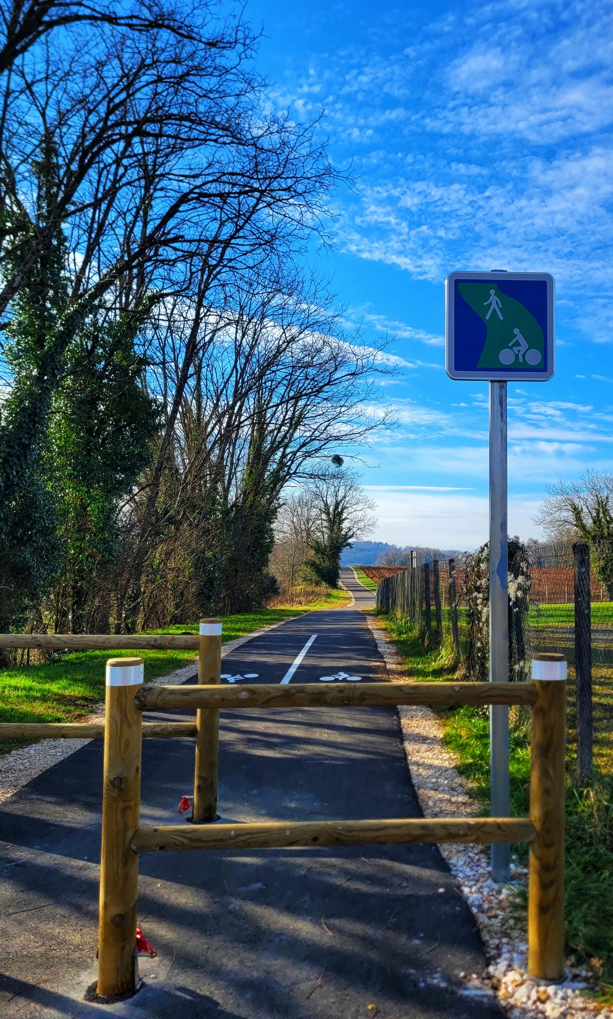 Panneau de signalisation en bord de route, itinéraire Flow Vélo en Périgord