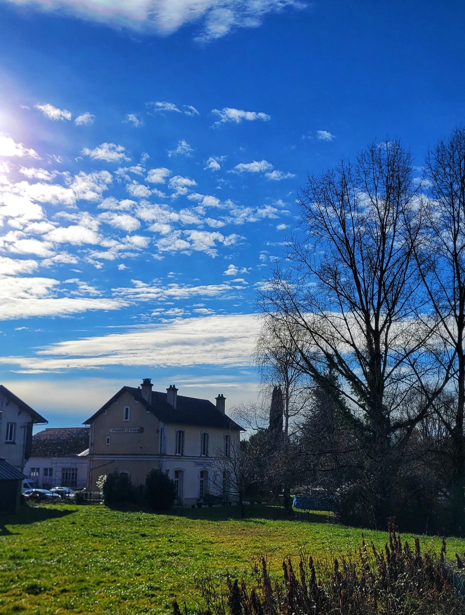 Ancienne gare de Saint Pardoux la Rivière, vue sur la Flow Vélo, ancienne voie de chemin de fer en Dordogne
