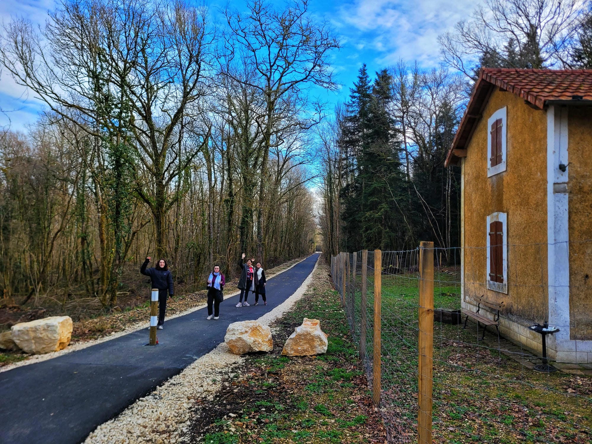 Randonneurs sur une voie verte en zone boisée, Flow Vélo en Périgord