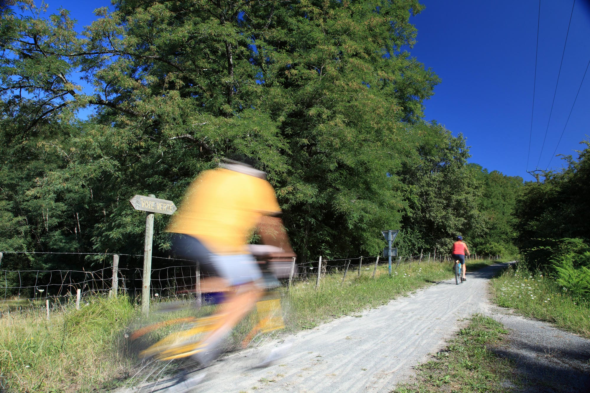 Cycliste sur un chemin de terre, voie verte, randonnée à vélo dans le Parc Naturel Régional Périgord-Limousin