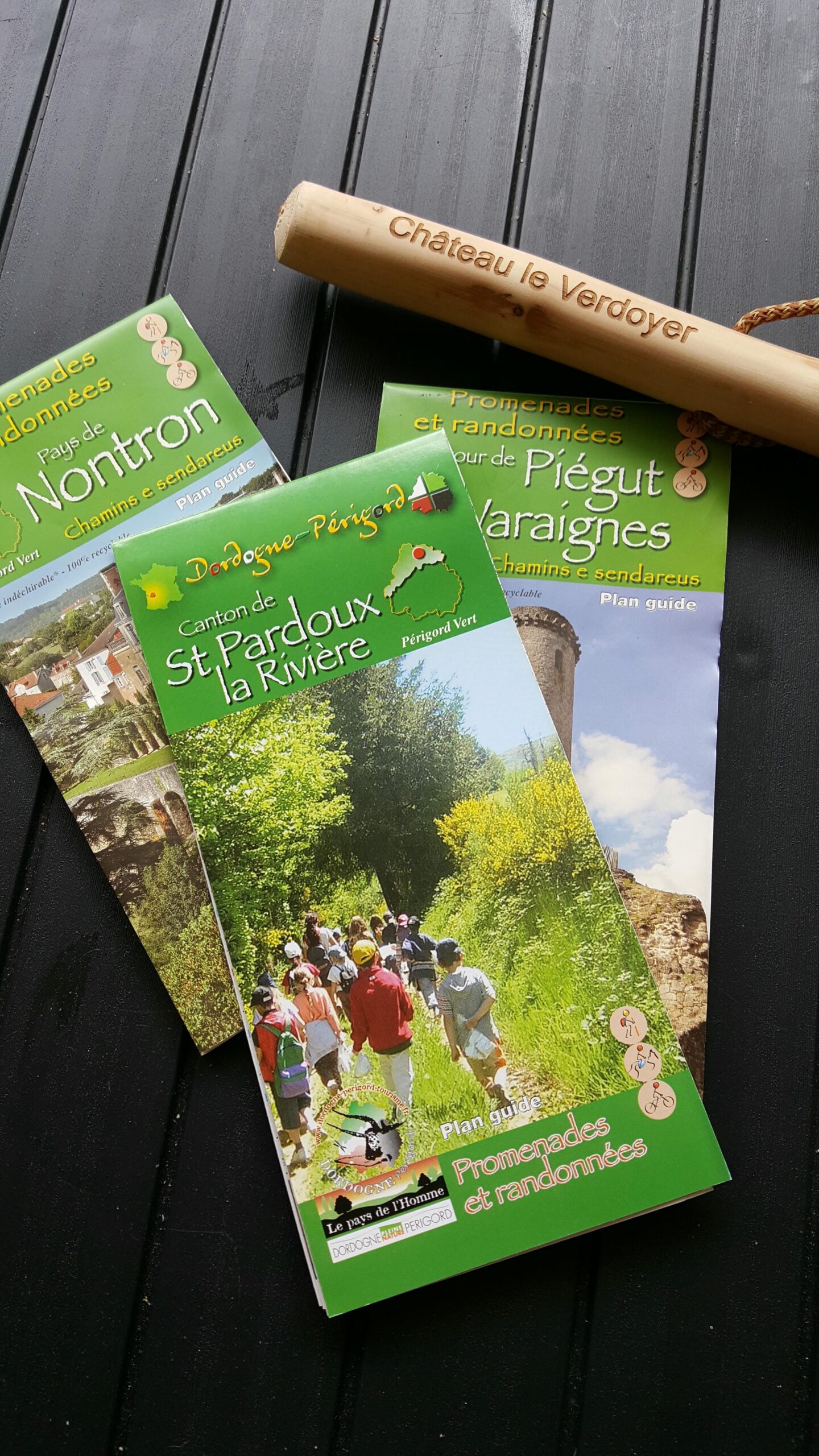 Guides de randonnées et baton de promenade sur une table, pause lors d'une randonnée en Périgord