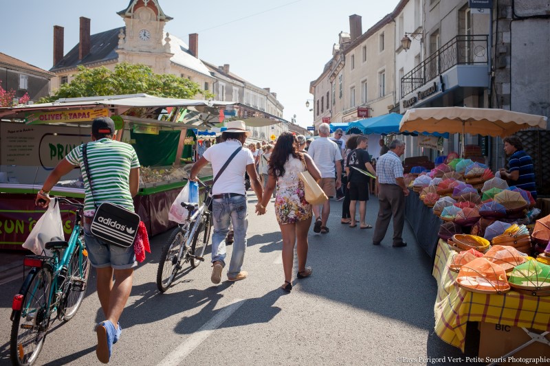 Balade estivale au marché de Piégut-Pluviers, ambiance chaleureuse et produits locaux à savourer depuis le Château le Verdoyer