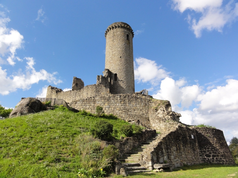 Ruines du château médiéval de Piégut-Pluviers avec son donjon circulaire et ses remparts, site historique à explorer depuis le Château le Verdoyer