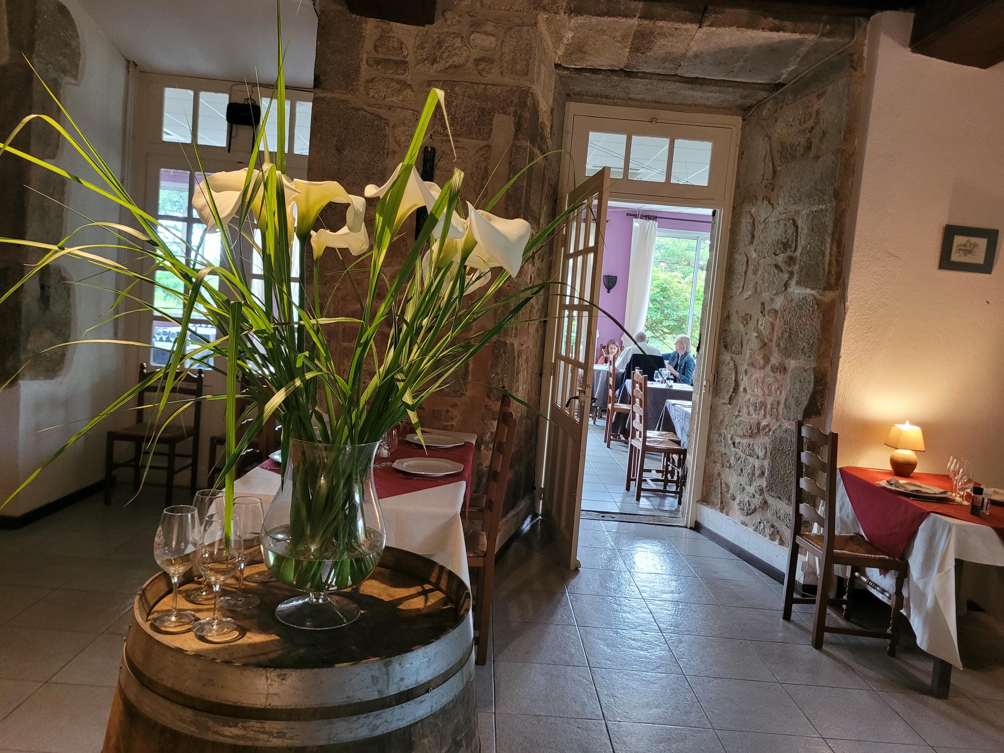 Vase de fleurs fraîches sur une table en terrasse du restaurant du Château le Verdoyer