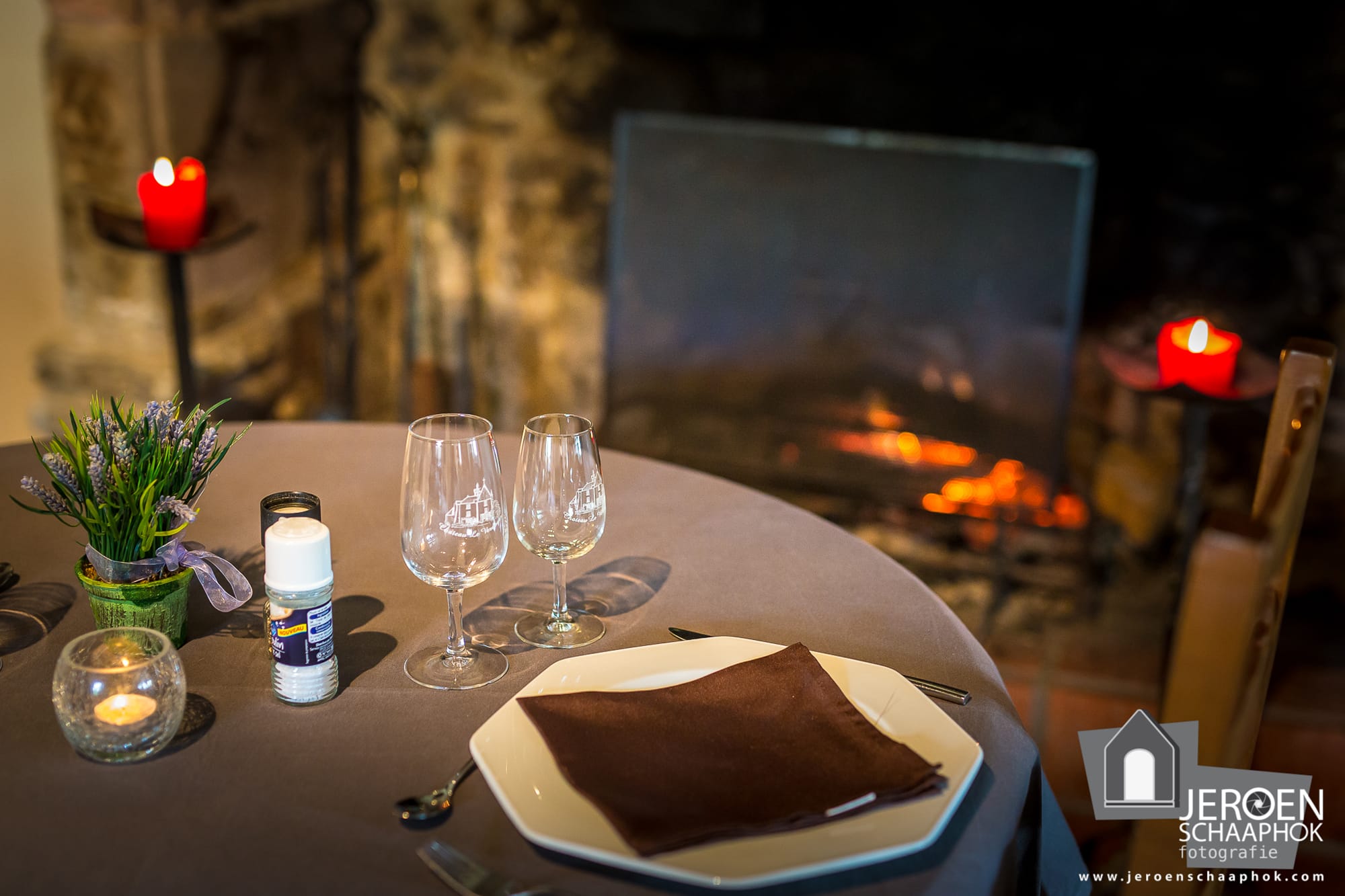 Bougies et verres à vin sur une table dressée, ambiance romantique au restaurant du Verdoyer